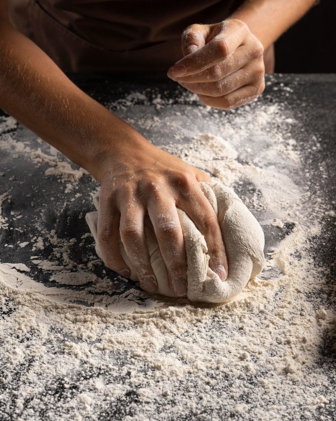 Lavorazione manuale dell’impasto con la farina